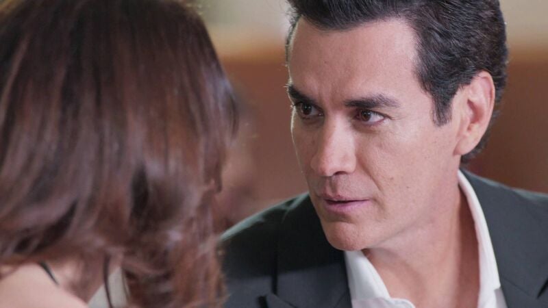 Vicente, cada vez más cautivado por Natalia, le confiesa sus sentimientos