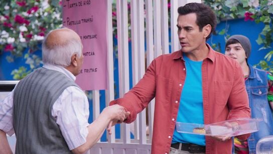 Vicente ayuda a Natalia vendiendo sus postres por el barrio