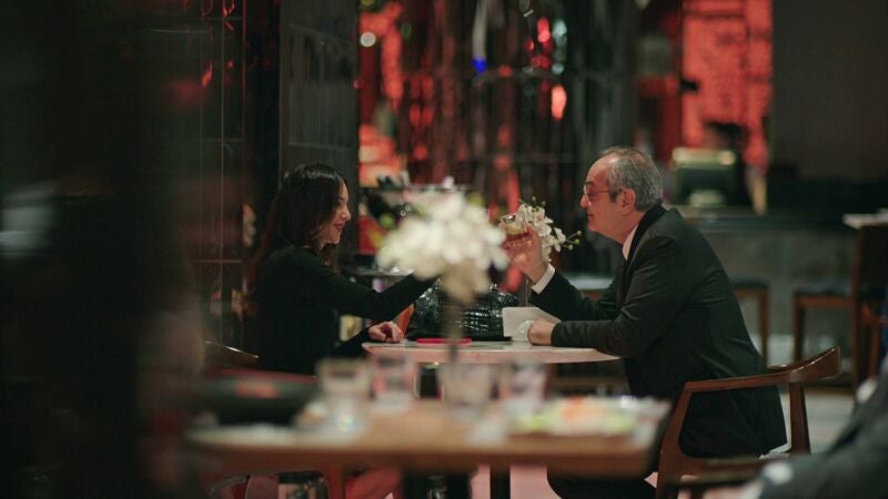 Nalan descubre con pavor el acercamiento interesado de Cana a su padre Adil