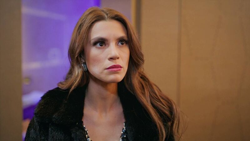 Sedat recuerda de qué conoce a la novia de su hermano y le tiende una trampa