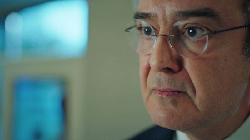 Nalan le recrimina a su padre su actitud con Cana y él le lanza una seria amenaza