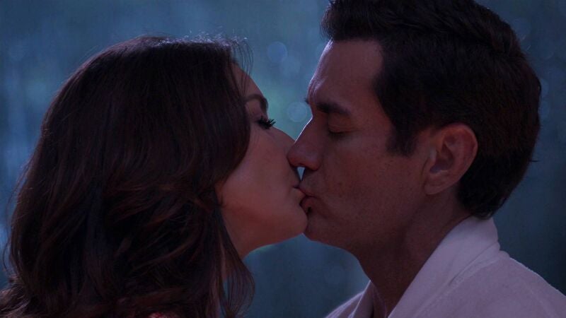 Natalia y Vicente se dejan llevar por sus sentimientos y se besan por primera vez 