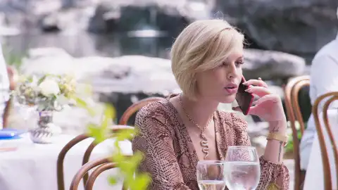 Verónica disfruta haciendo daño a Natalia  Verónica disfruta haciendo daño a Natalia