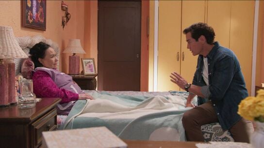 Vicente le confía a su abuela sus sentimientos hacia Natalia