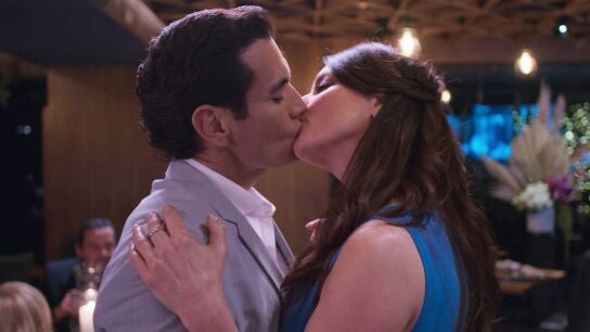 Vicente y Natalia se besan apasionadamente 