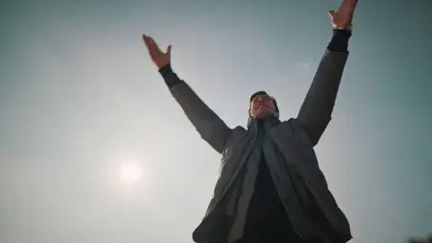 Sedat Tras el cristal