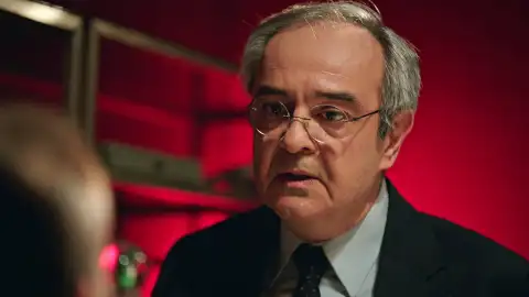 Adil Tras el cristal