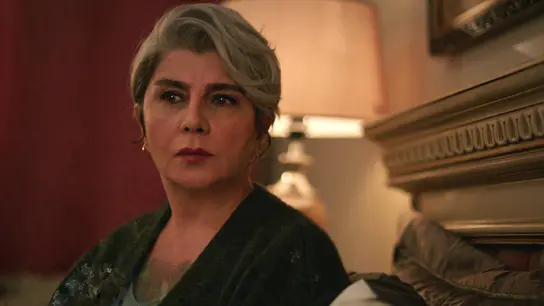 Gülcihan Tras el cristal
