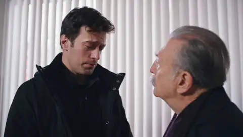 Sedat y su padre Tras el cristal