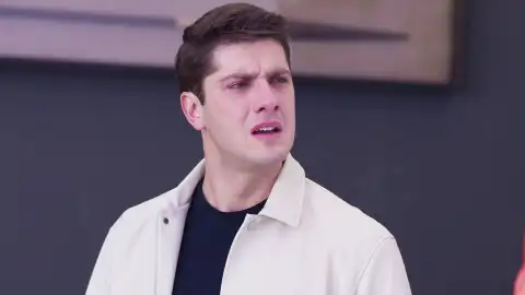 Omar, abatido al descubrir la traición de su padre Omar, abatido al descubrir la traición de su padre