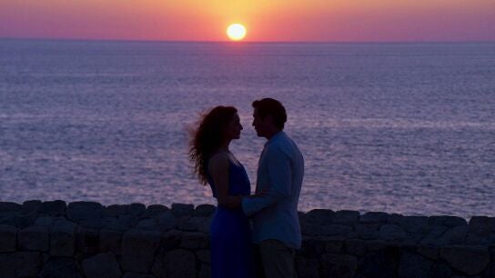 Natalia y Chente se refugian en la playa para proteger su amor y hacen realidad su sue&ntilde;o juntos