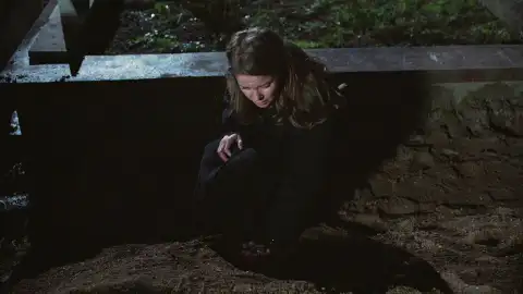 Nalan lloran desconsoladamente ante la tumba de su padre Nalan lloran desconsoladamente ante la tumba de su padre