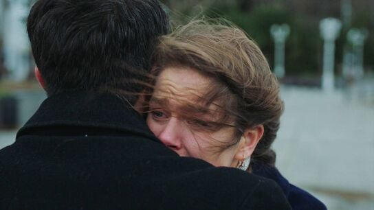 Nalan, devastada por la muerte de su padre, encuentra en Haydin el consuelo y el cari&ntilde;o que tanto necesita