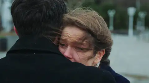 Nalan, devastada por la muerte de su padre, encuentra en Haydin el consuelo y el cariño que tanto necesita Nalan, devastada por la muerte de su padre, encuentra en Haydin el consuelo y el cariño que tanto necesita