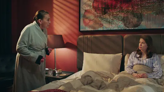 Feride pide a su hija Nalan que se disculpe con su marido Feride pide a su hija Nalan que se disculpe con su marido