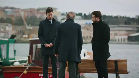 Rifat, muy enojado con sus hijos Sedat y Muzo  Rifat, muy enojado con sus hijos Sedat y Muzo