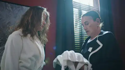 Feride y Nalan Tras el cristal
