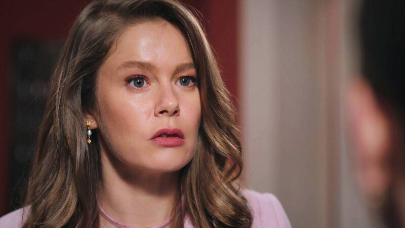 Nalan se harta de las acusaciones y se encara con Feride por sus acusaciones sobre Hayrin