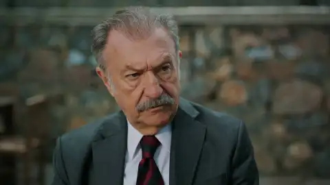 Rifat Tras el cristal