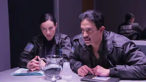 Los agentes piden a Natalia que su chivo expiatorio Los agentes piden a Natalia que su chivo expiatorio