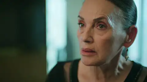 Feride Tras el cristal