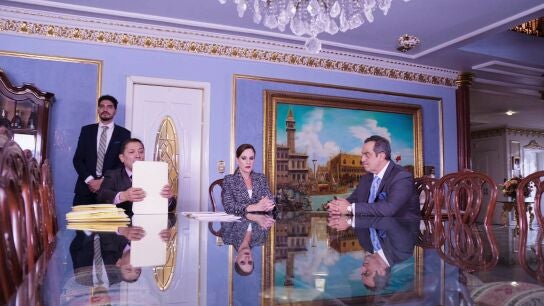 Constanza cede toda su fortuna a Elías a cambio de quedarse con el hijo de Andrea y Omar 