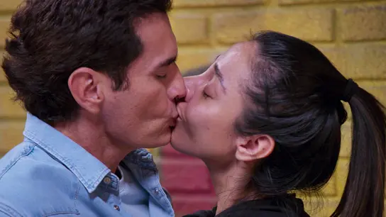 Olga le pide a Chente un beso de amor Olga le pide a Chente un beso de amor