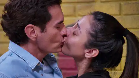 Olga le pide a Chente un beso de amor Olga le pide a Chente un beso de amor