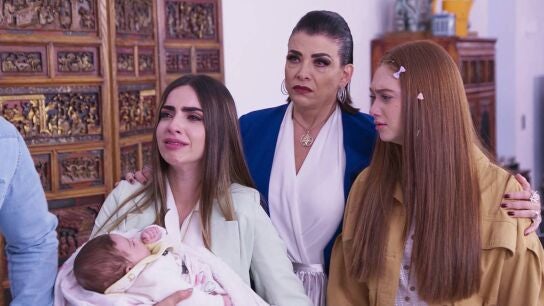 Regina y Andrea rechazan a su padre Adrián 