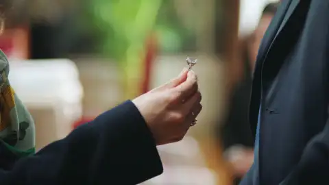 Nalan devuelve el anillo Tras el cristal