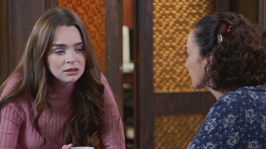 Valeria se desahoga con Elena y Daniela escucha la conversación 