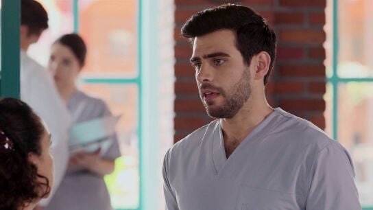 Rodrigo comunica a Elena que Valeria está en coma