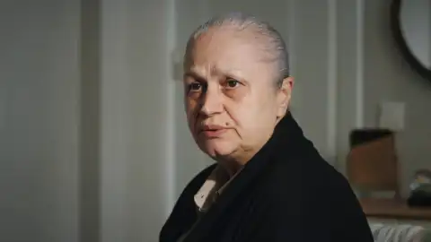 Hafise Tras el cristal