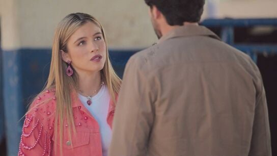 Natalia le revela a Mateo que su mujer está embarazada