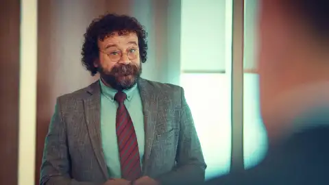 Adil habla a sus colegas de Alí Vefa Adil habla a sus colegas de Alí Vefa