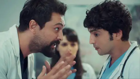 Tensión en el hospital Berhayat: Ferman humilla a Alí Vefa, a quien no quiere en su equipo de cirugía Tensión en el hospital Berhayat: Ferman humilla a Alí Vefa, a quien no quiere en su equipo de cirugía