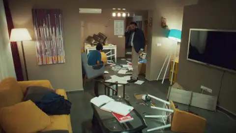 El es el motivo por el que Alí descarga su furia contra su casa dejándola patas arriba El es el motivo por el que Alí descarga su furia contra su casa dejándola patas arriba