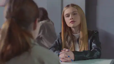 Natalia disfruta haciendo daño a Valeria Natalia disfruta haciendo daño a Valeria