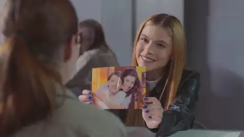 Natalia atormenta a Valeria en prisión y le hace creer que ha iniciado un romance con Mateo Natalia atormenta a Valeria en prisión y le hace creer que ha iniciado un romance con Mateo