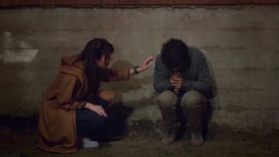 Alí sufre una nueva crisis y Nazli no se separa de él 