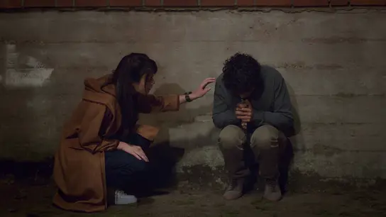 Alí sufre una nueva crisis y Nazli no se separa de él Alí sufre una nueva crisis y Nazli no se separa de él