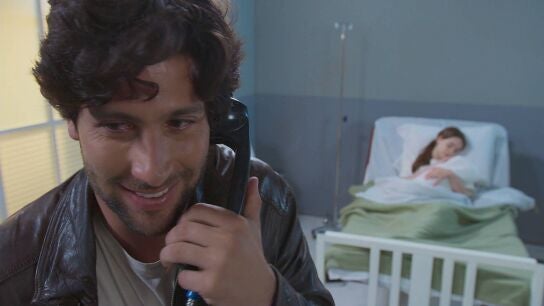 Mateo comunica a la familia que él y Valeria ya son padres