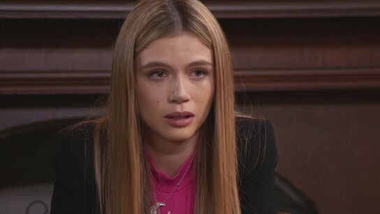 Natalia sospecha que Fedra está detrás de la muerte de su padre