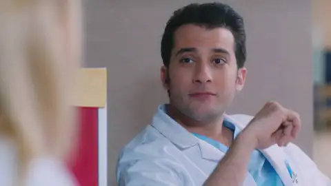 Demir gana la apuesta por la cita más romántica de Günes y Gülin y convierte a Açelya en su asistente personal por dos días Demir gana la apuesta por la cita más romántica de Günes y Gülin y convierte a Açelya en su asistente personal por dos días