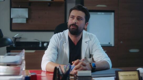 Ferman aleja a Al&iacute; de la cirug&iacute;a, pero su talento lo devuelve al quir&oacute;fano 