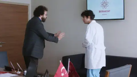 Alí busca a Adil para desahogarse Alí busca a Adil para desahogarse