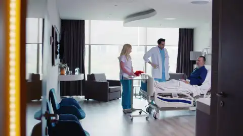Demir intenta convencer a su padre para que se opere Demir intenta convencer a su padre para que se opere