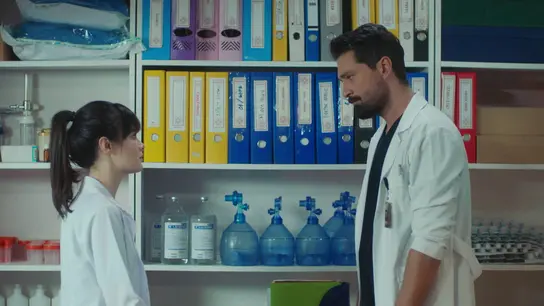 Ferman intenta convencer a Nazli para que se reconcilie con Alí Ferman intenta convencer a Nazli para que se reconcilie con Alí