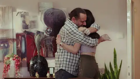 Nazli le da una segunda oportunidad a su padre… sin saber que le está mintiendo Nazli le da una segunda oportunidad a su padre… sin saber que le está mintiendo