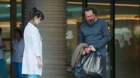 Nazli le da una segunda oportunidad a su padre Nazli le da una segunda oportunidad a su padre
